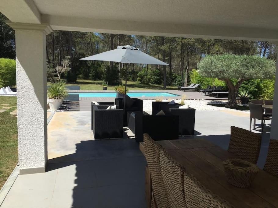Au Coeur De La Pinede Avec Piscine Privee