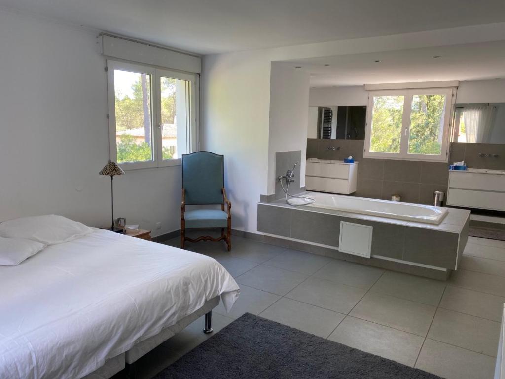 Au Coeur De La Pinede Avec Piscine Privee Villa *